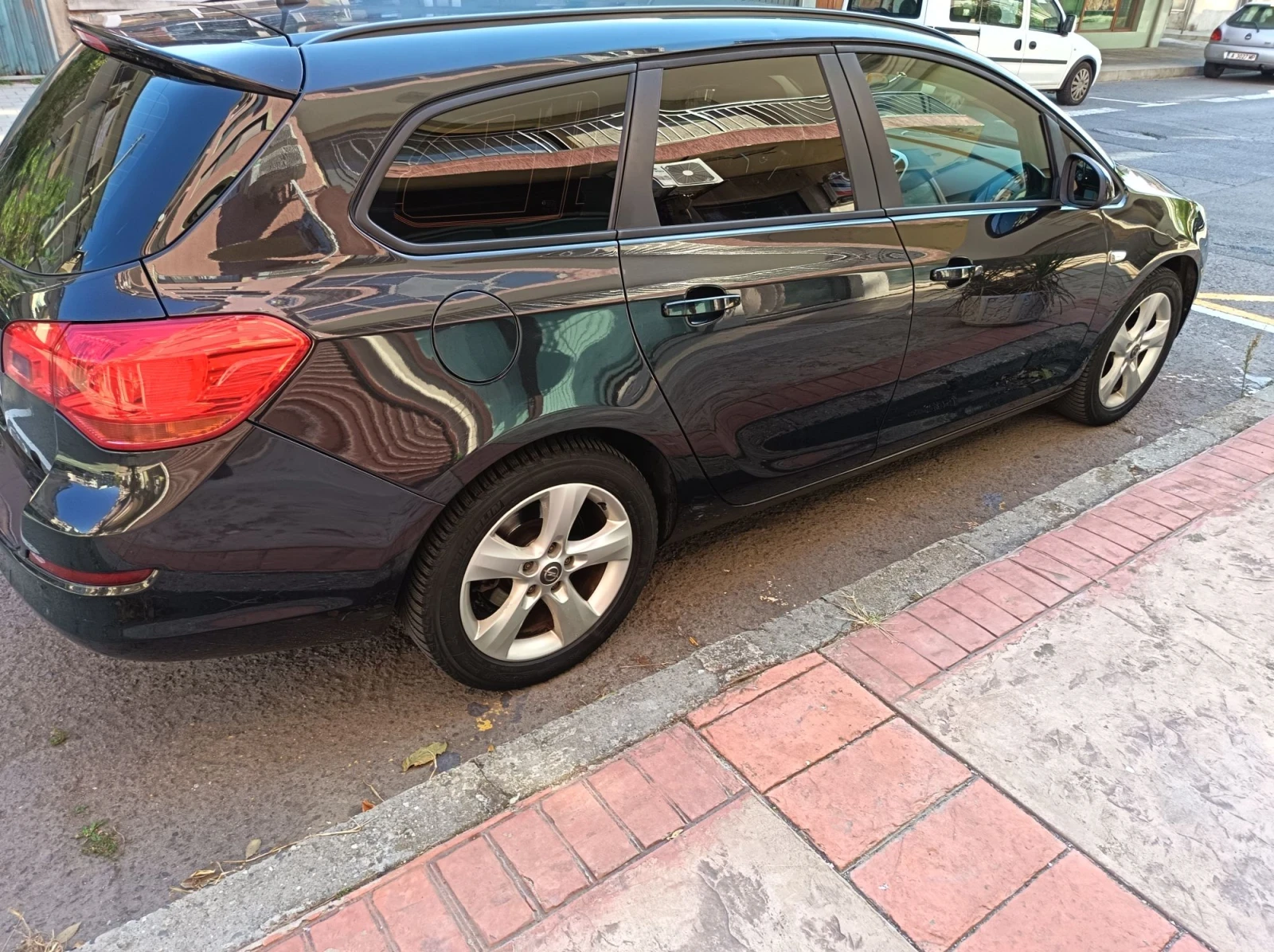 Opel Astra 1, 7 cdti, снимка 8 - Автомобили и джипове - 56600595