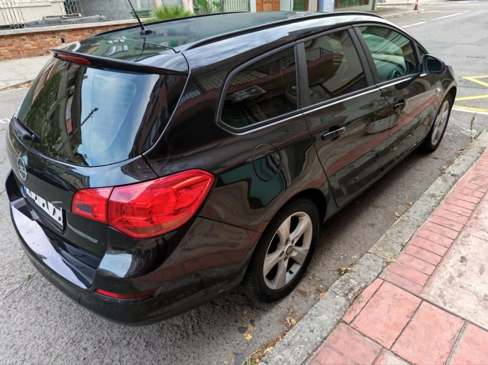Opel Astra 1, 7 cdti, снимка 4 - Автомобили и джипове - 56600595