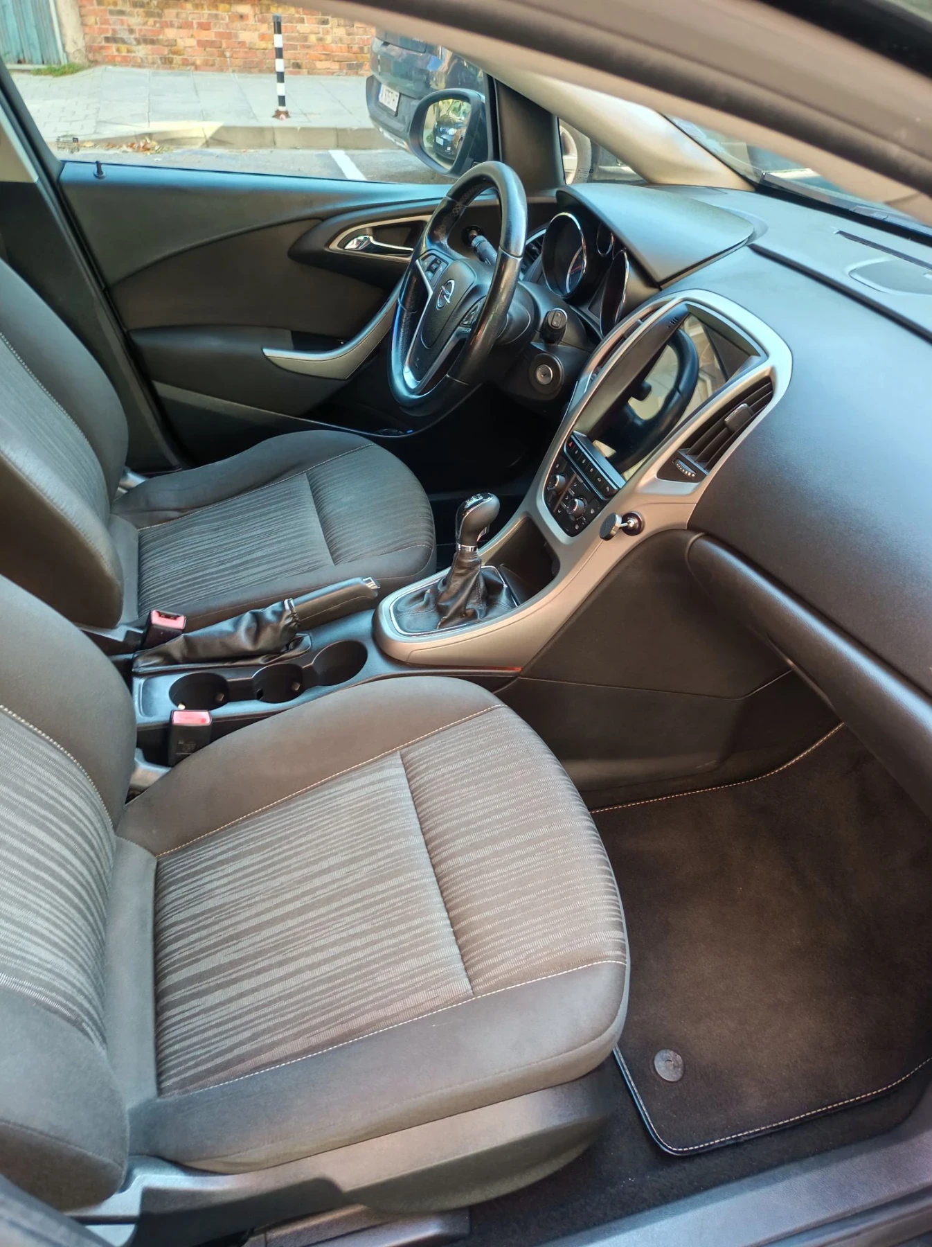 Opel Astra 1, 7 cdti, снимка 9 - Автомобили и джипове - 56600595