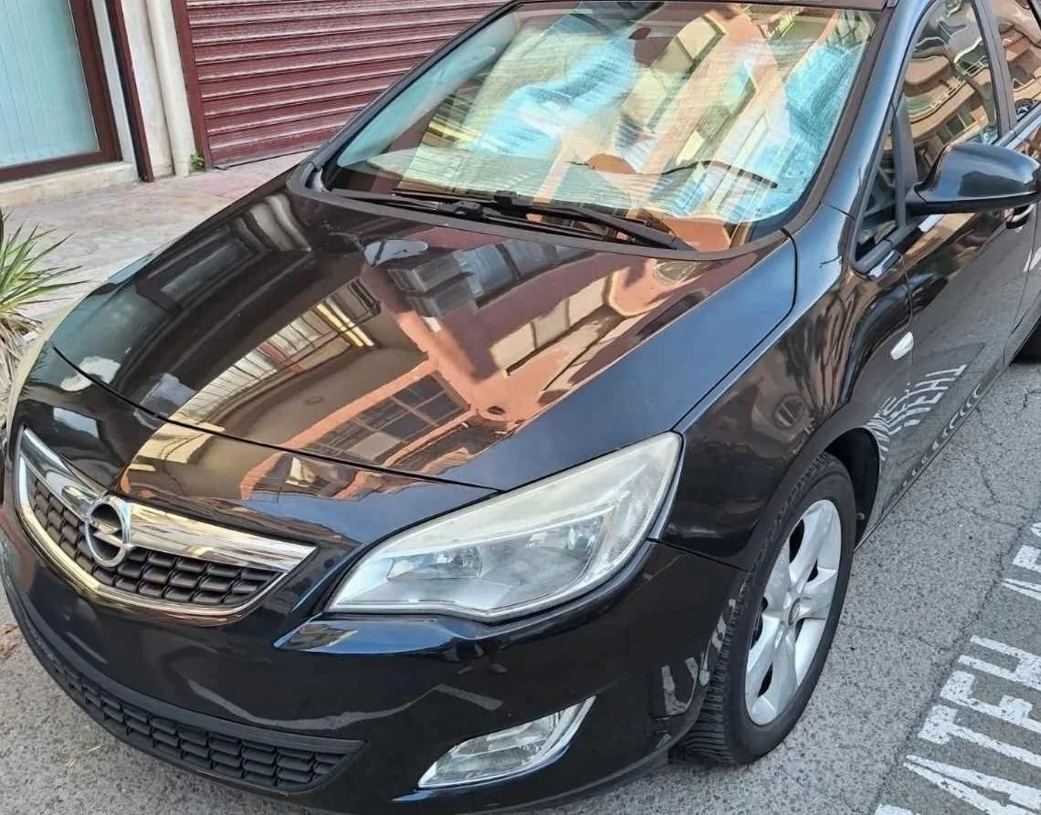 Opel Astra 1, 7 cdti, снимка 2 - Автомобили и джипове - 56600595