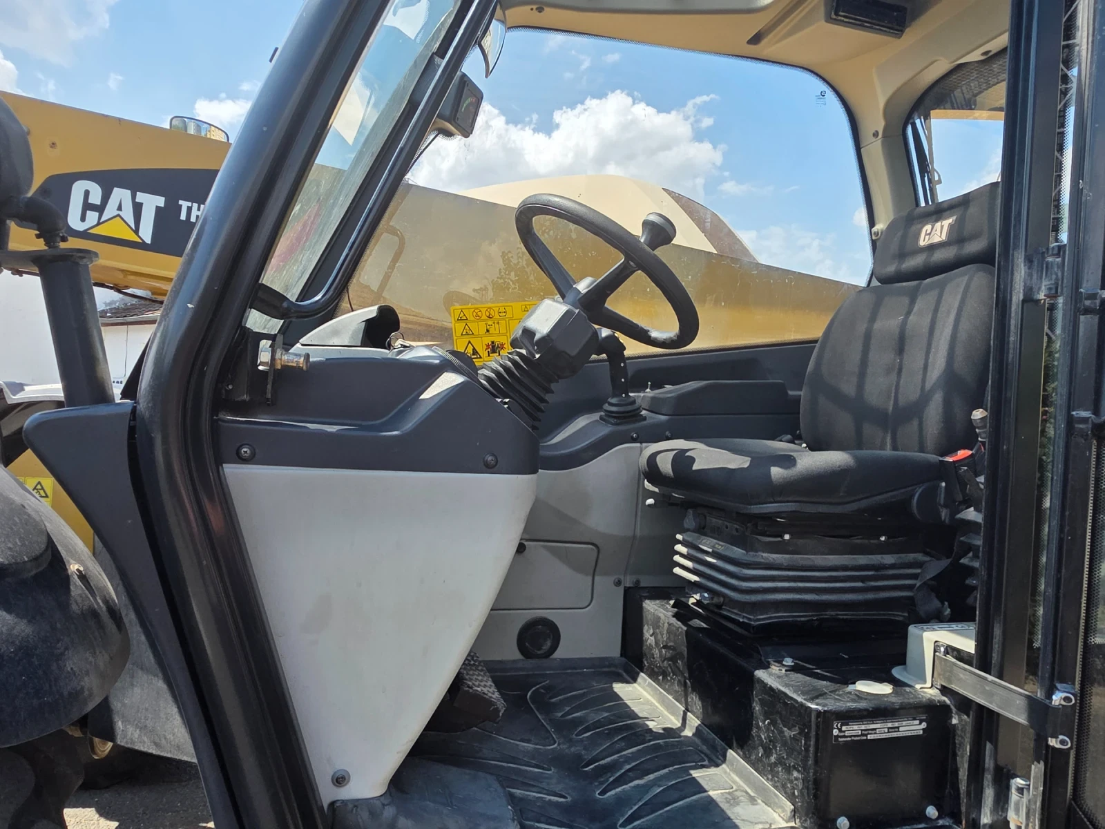 Телескопичен товарач Caterpillar TH337C, снимка 10 - Селскостопанска техника - 56620056