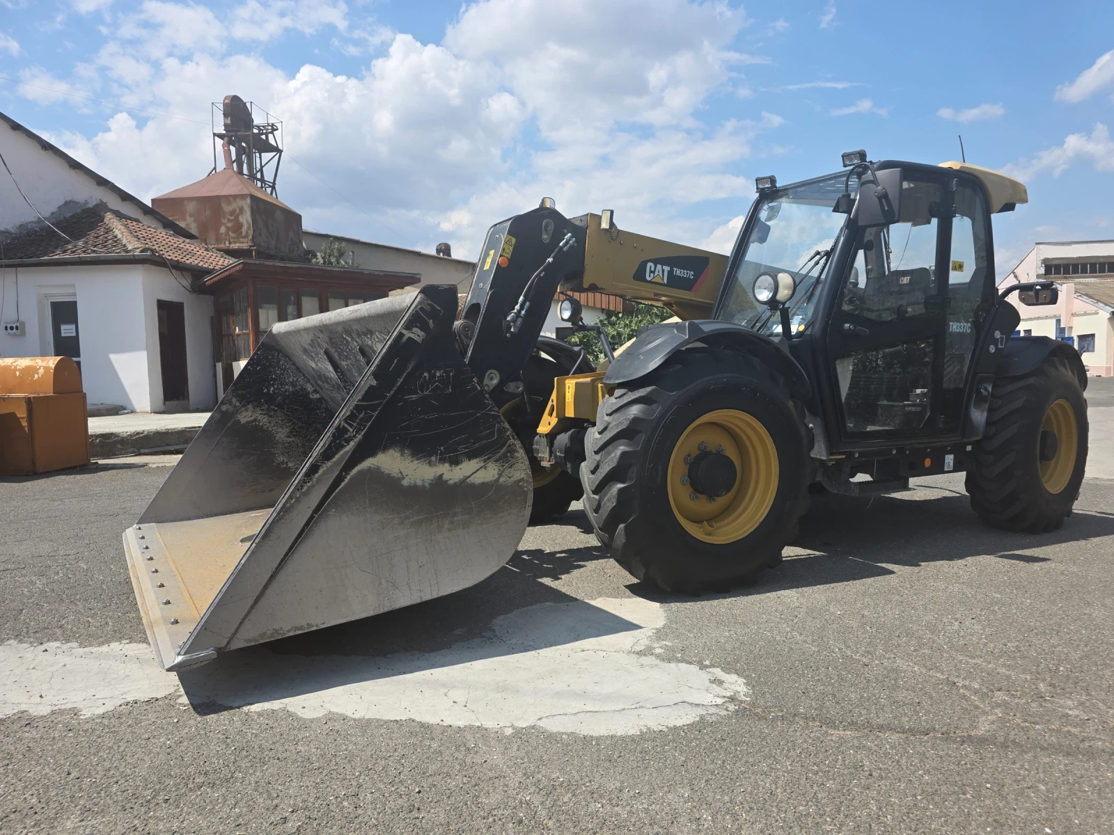 Телескопичен товарач Caterpillar TH337C, снимка 9 - Селскостопанска техника - 56620056