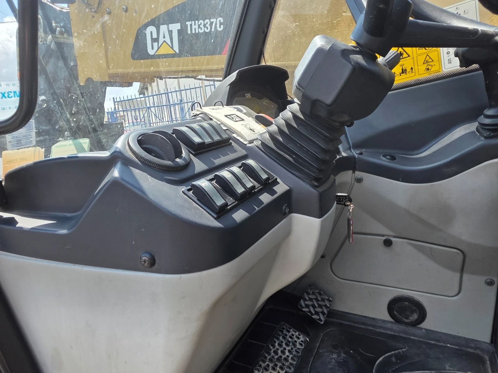 Телескопичен товарач Caterpillar TH337C, снимка 5 - Селскостопанска техника - 56620056