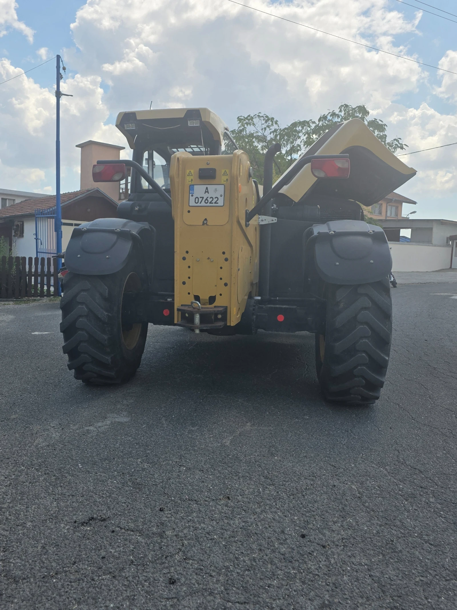 Телескопичен товарач Caterpillar TH337C, снимка 8 - Селскостопанска техника - 56620056