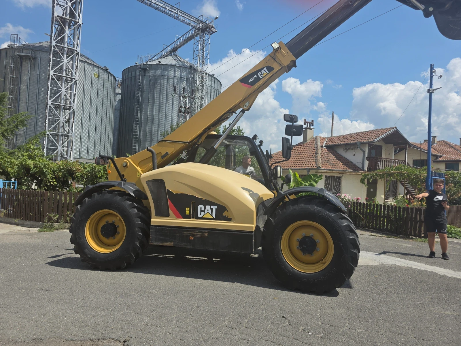 Телескопичен товарач Caterpillar TH337C