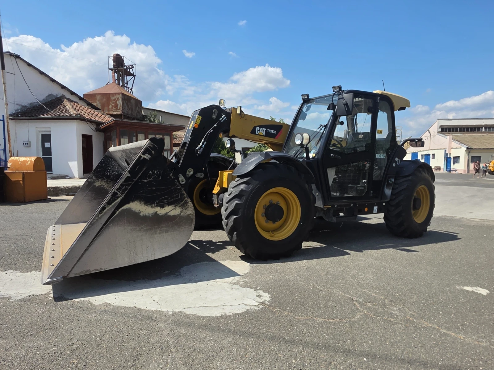 Телескопичен товарач Caterpillar TH337C, снимка 2 - Селскостопанска техника - 56620056