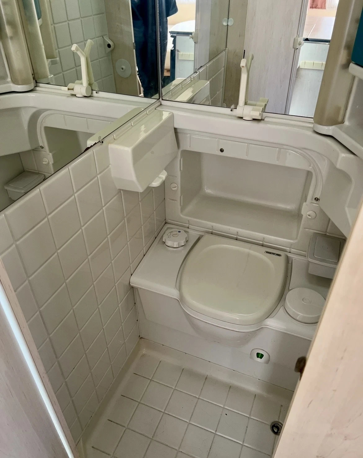Каравана Dethleffs RM2A, снимка 14 - Каравани и кемпери - 54699849
