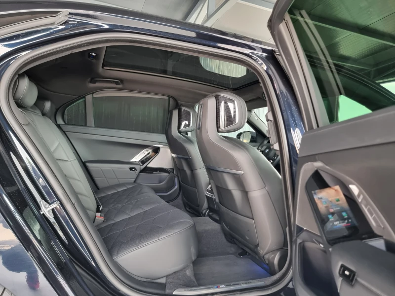 BMW 740 * INDIVIDUAL* Xdrive* Mpack* Head up* Distr* B&W* , снимка 10 - Автомобили и джипове - 52281453