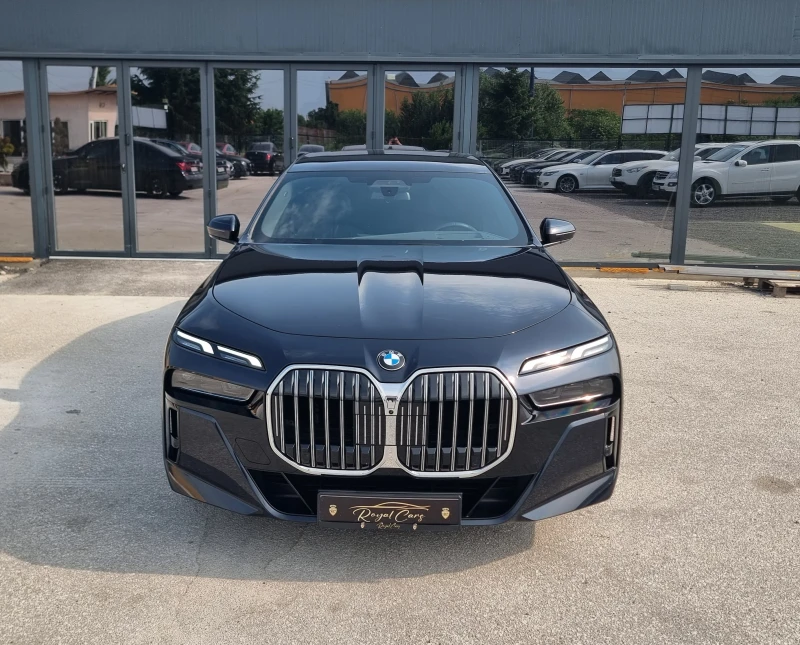 BMW 740 * INDIVIDUAL* Xdrive* Mpack* Head up* Distr* B&W* , снимка 2 - Автомобили и джипове - 52281453