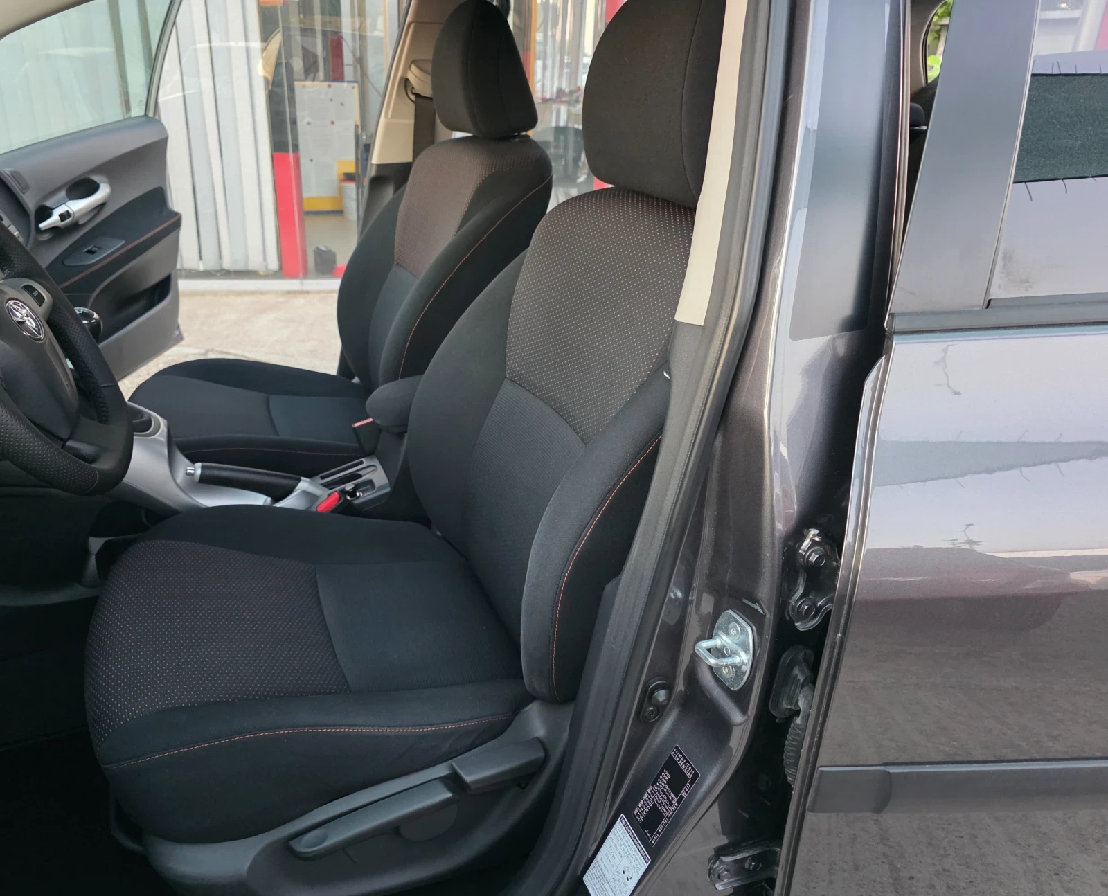 Toyota Auris 1.4 D4D Navi FaceLift - изображение 6