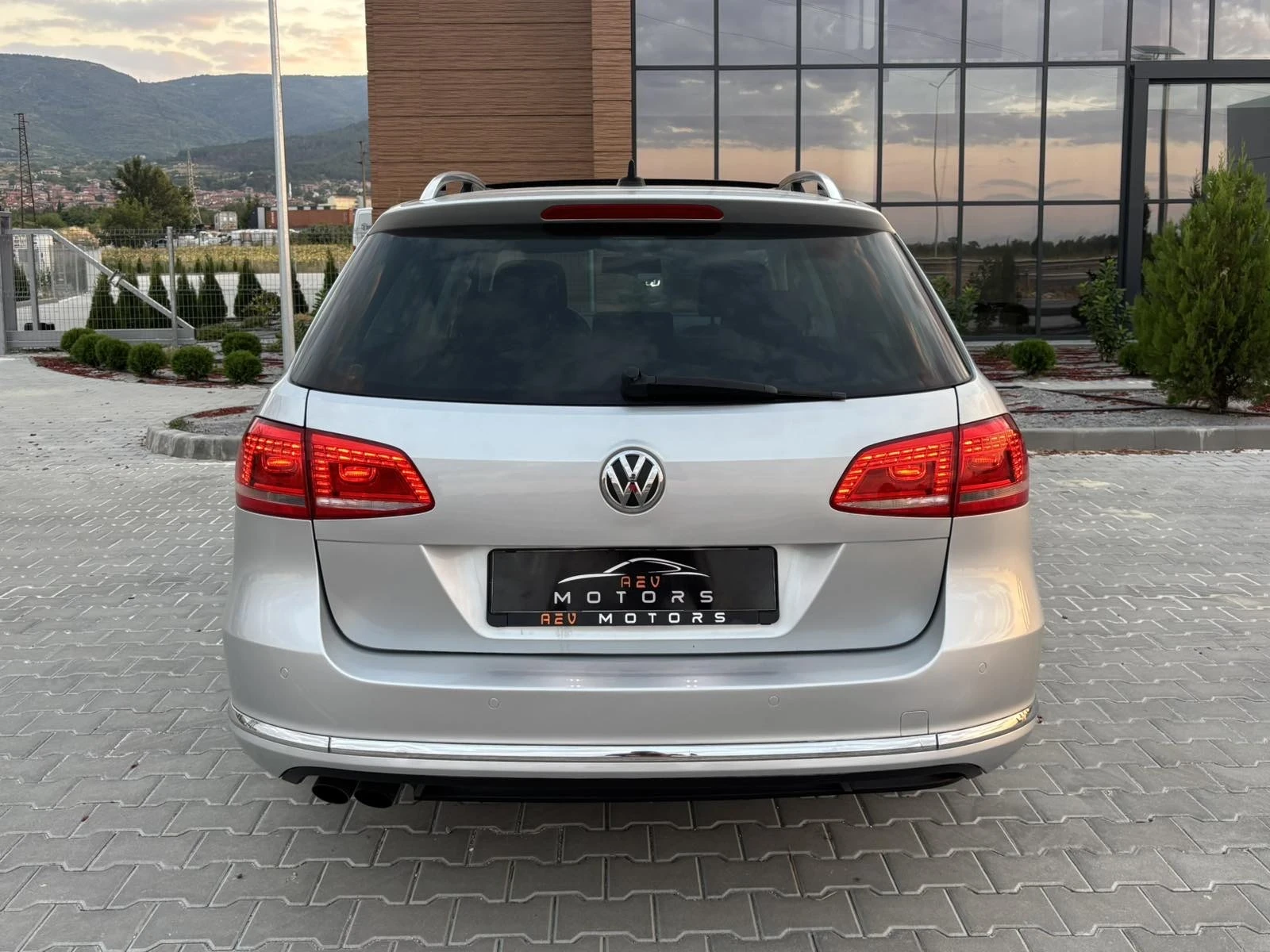 VW Passat 2.0TDi/170кс/HiGHLiNE/Панорама/Лед/Нави/Ксенон, снимка 5 - Автомобили и джипове - 55692001