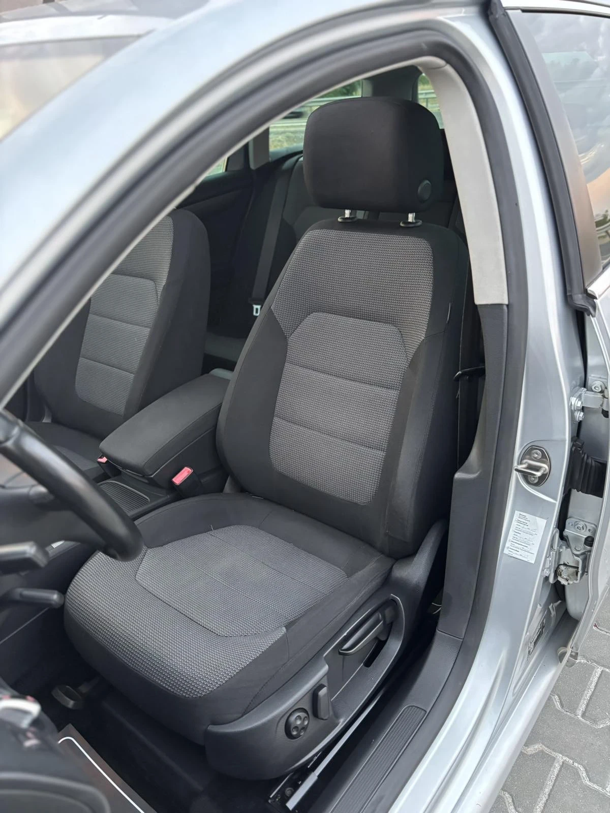VW Passat 2.0TDi/170кс/HiGHLiNE/Панорама/Лед/Нави/Ксенон, снимка 8 - Автомобили и джипове - 55692001