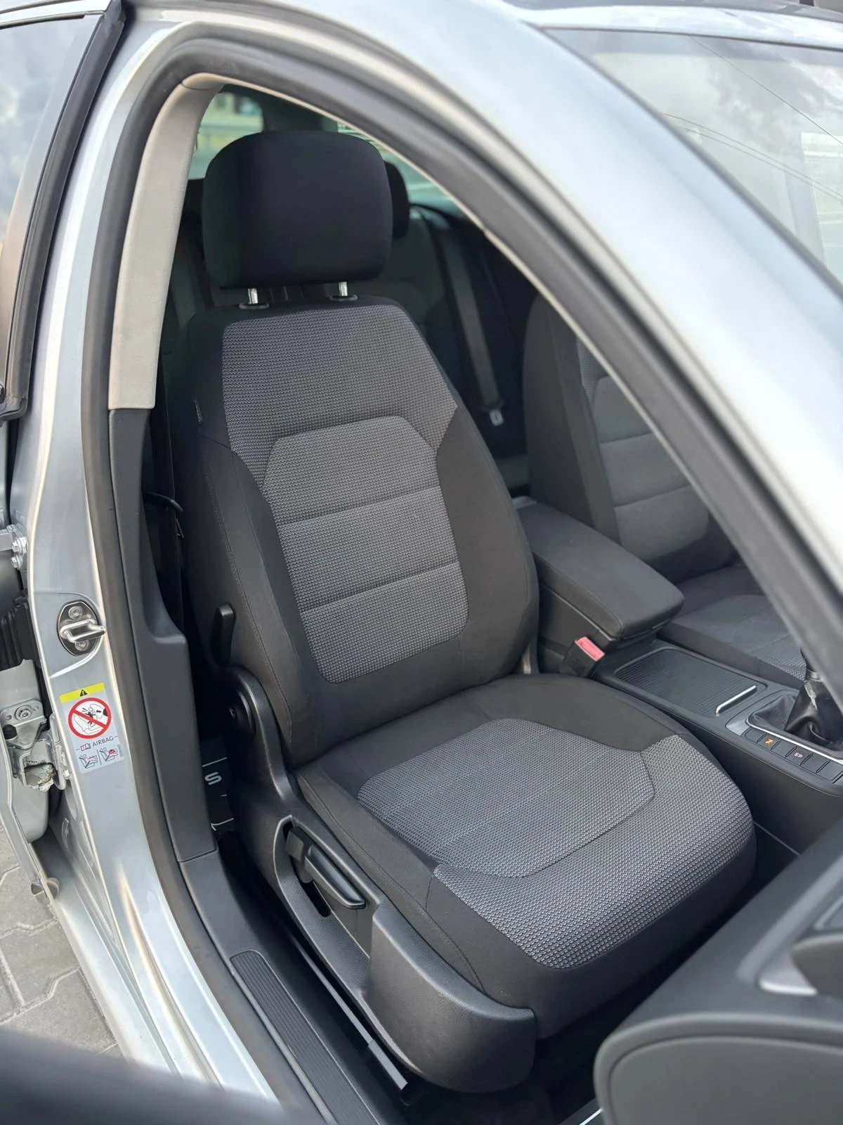 VW Passat 2.0TDi/170кс/HiGHLiNE/Панорама/Лед/Нави/Ксенон, снимка 9 - Автомобили и джипове - 55692001