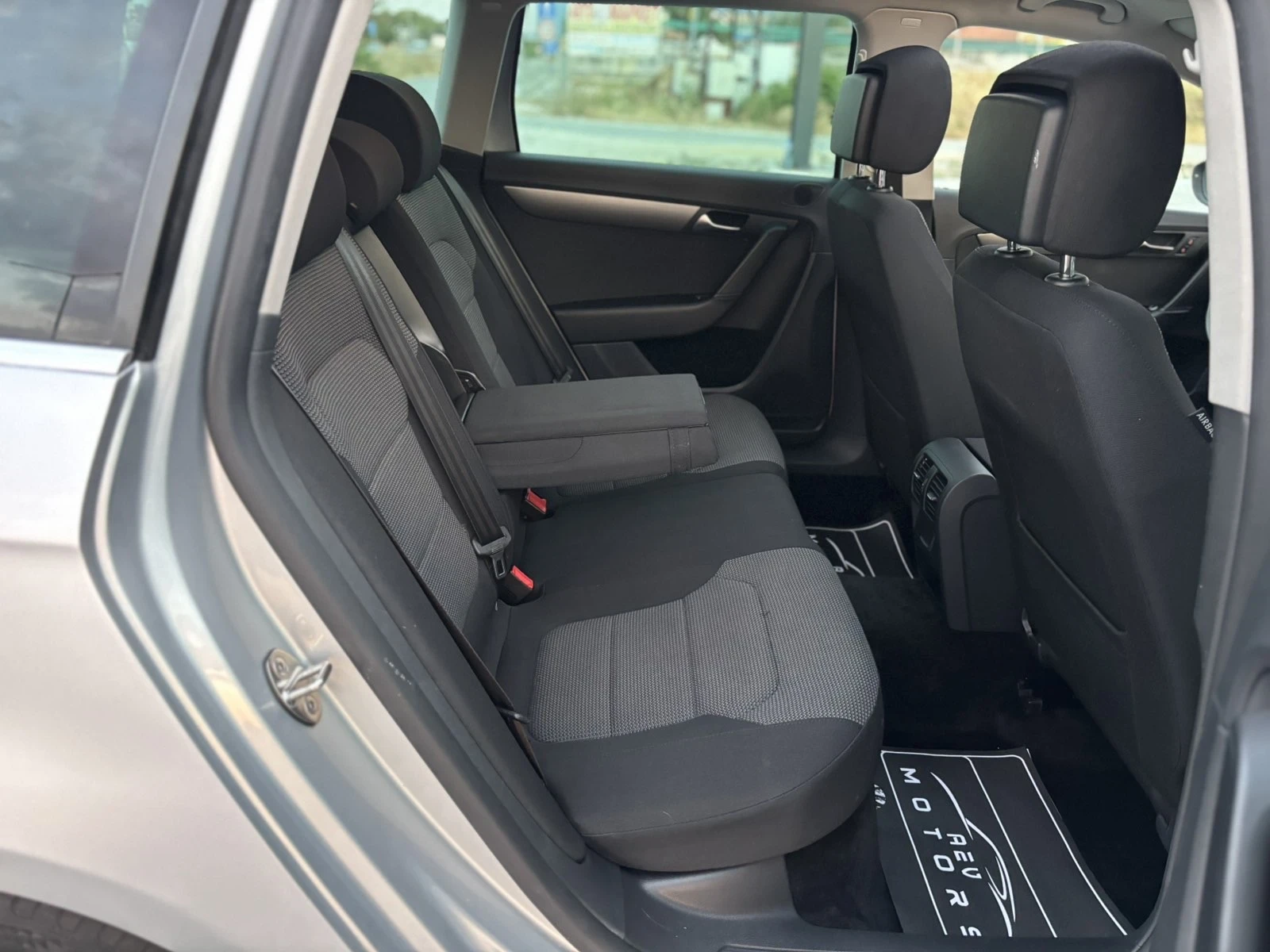 VW Passat 2.0TDi/170кс/HiGHLiNE/Панорама/Лед/Нави/Ксенон, снимка 10 - Автомобили и джипове - 55692001