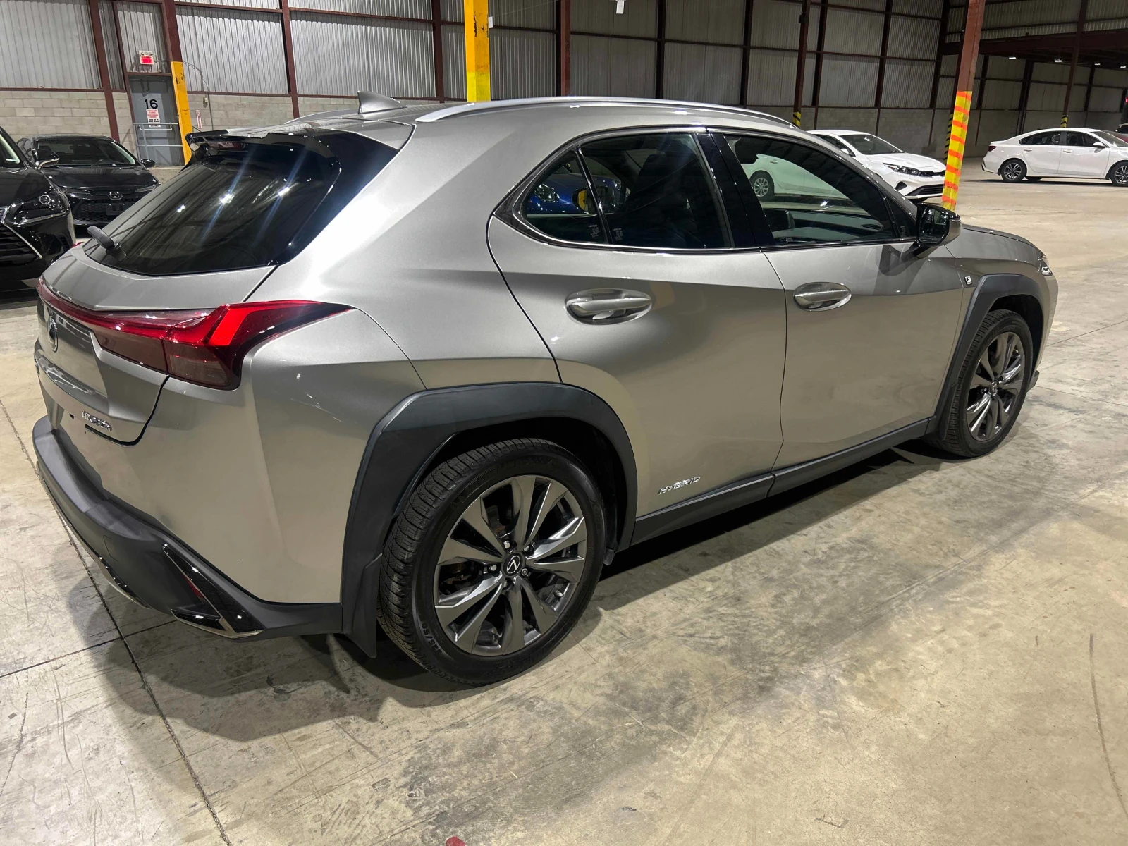 Lexus UX 250h * АВТОКРЕДИТ БЕЗ ПЪРВОНАЧАЛНА ВНОСКА* , снимка 3 - Автомобили и джипове - 55976156