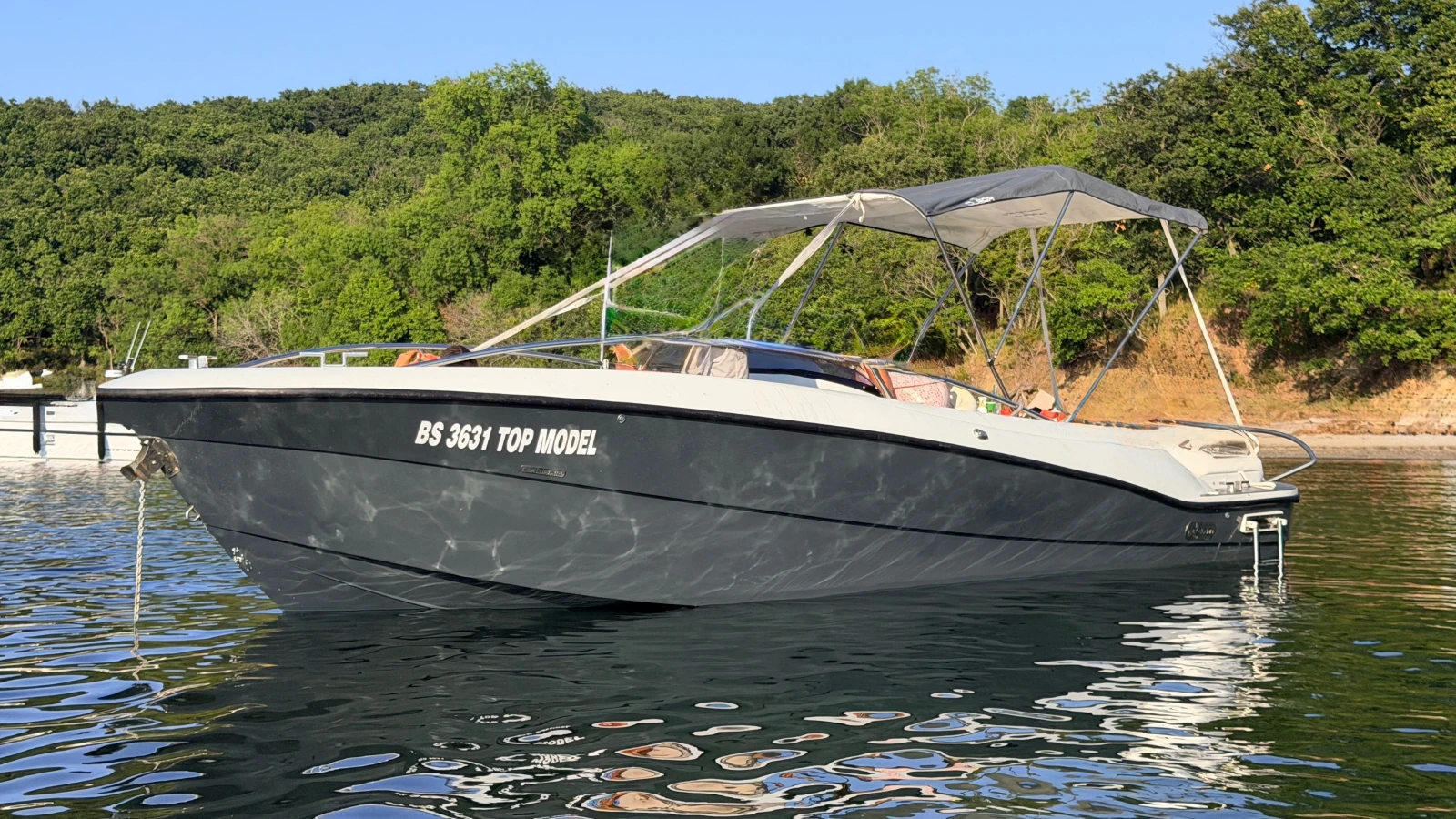 Моторна яхта Clear Liner Libra Open 750
