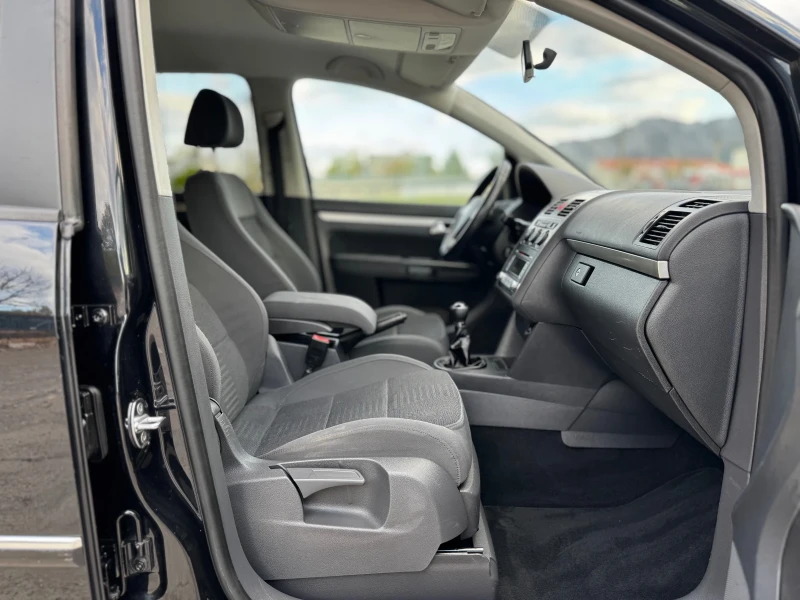 VW Touran 2.0TDI/FACELIFT/7-МЕСТА, снимка 11 - Автомобили и джипове - 52170725