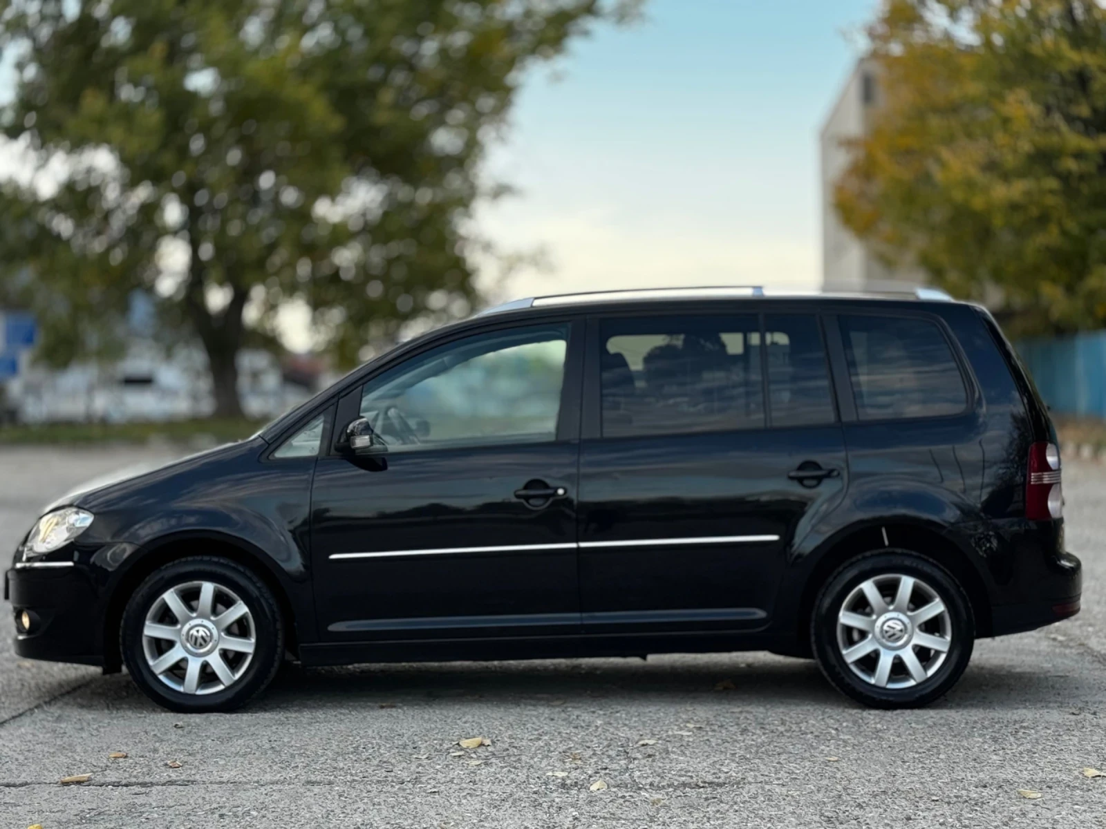 VW Touran 2.0TDI/FACELIFT/7-МЕСТА - изображение 2
