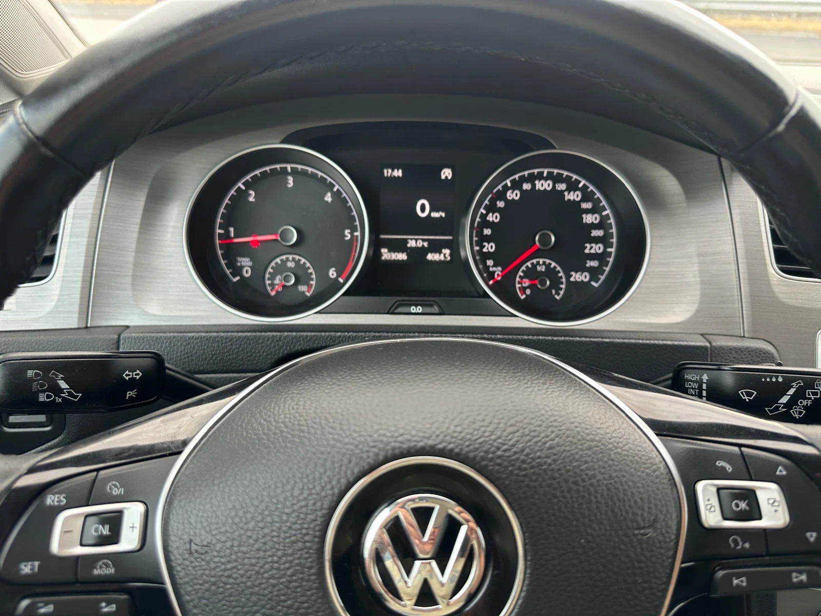 VW Golf 1.6 TDI, снимка 11 - Автомобили и джипове - 56115484