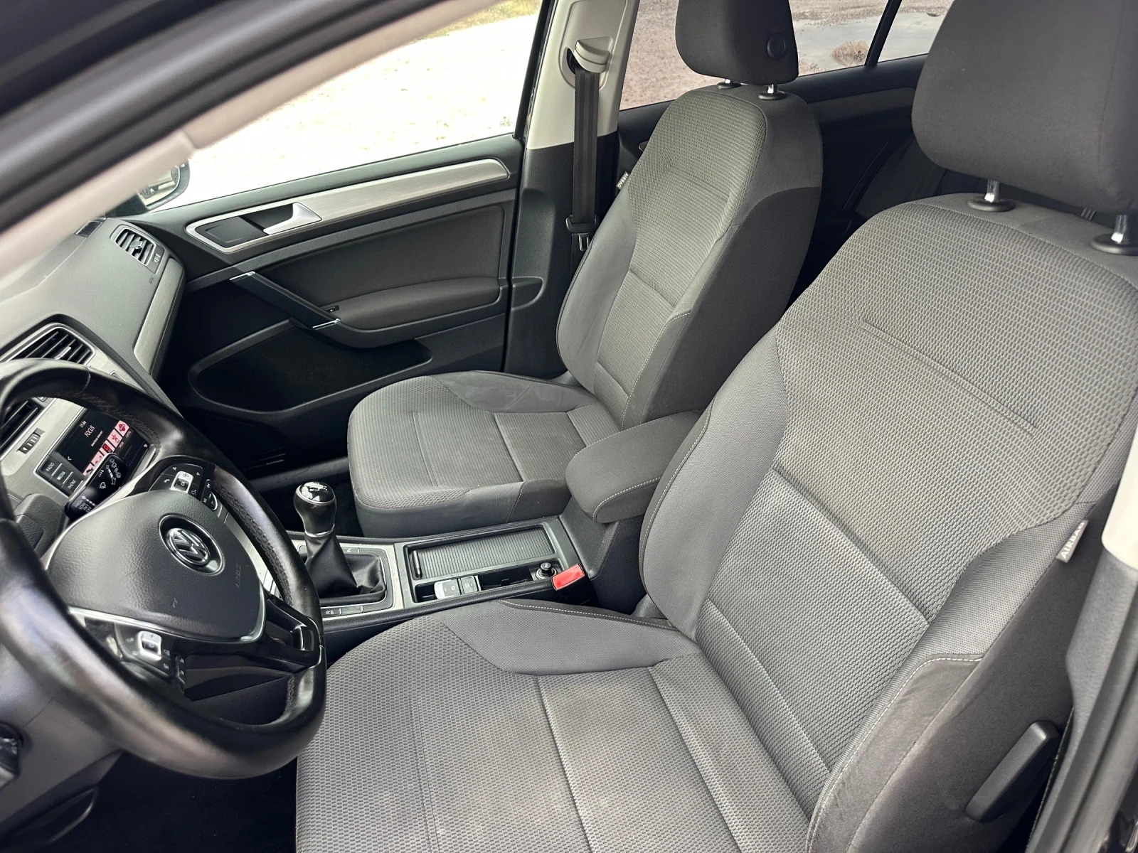 VW Golf 1.6 TDI, снимка 9 - Автомобили и джипове - 56115484