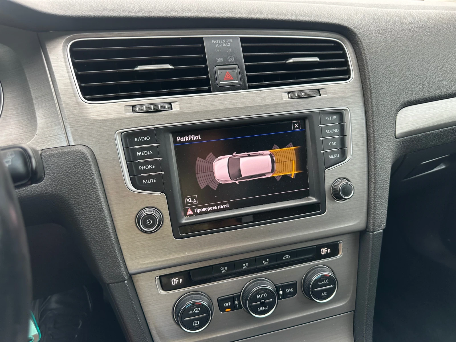VW Golf 1.6 TDI, снимка 13 - Автомобили и джипове - 56115484