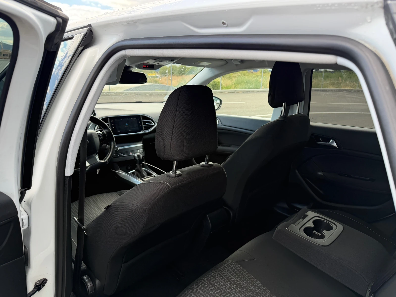 Peugeot 308 1.5hdi AUTOMATIC/LED/Car Play, снимка 6 - Автомобили и джипове - 56222838