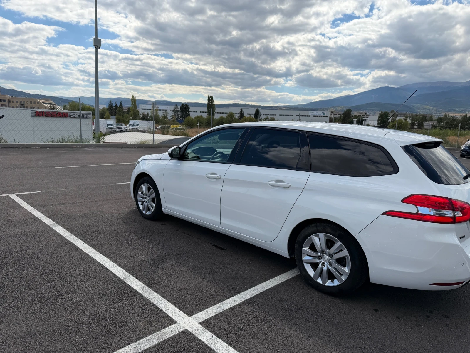 Peugeot 308 1.5hdi AUTOMATIC/LED/Car Play, снимка 4 - Автомобили и джипове - 56222838