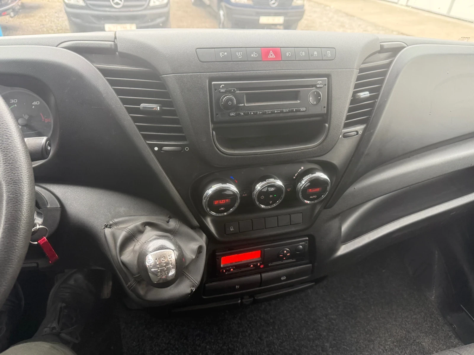 Iveco Daily 3.0, снимка 13 - Бусове и автобуси - 53963352