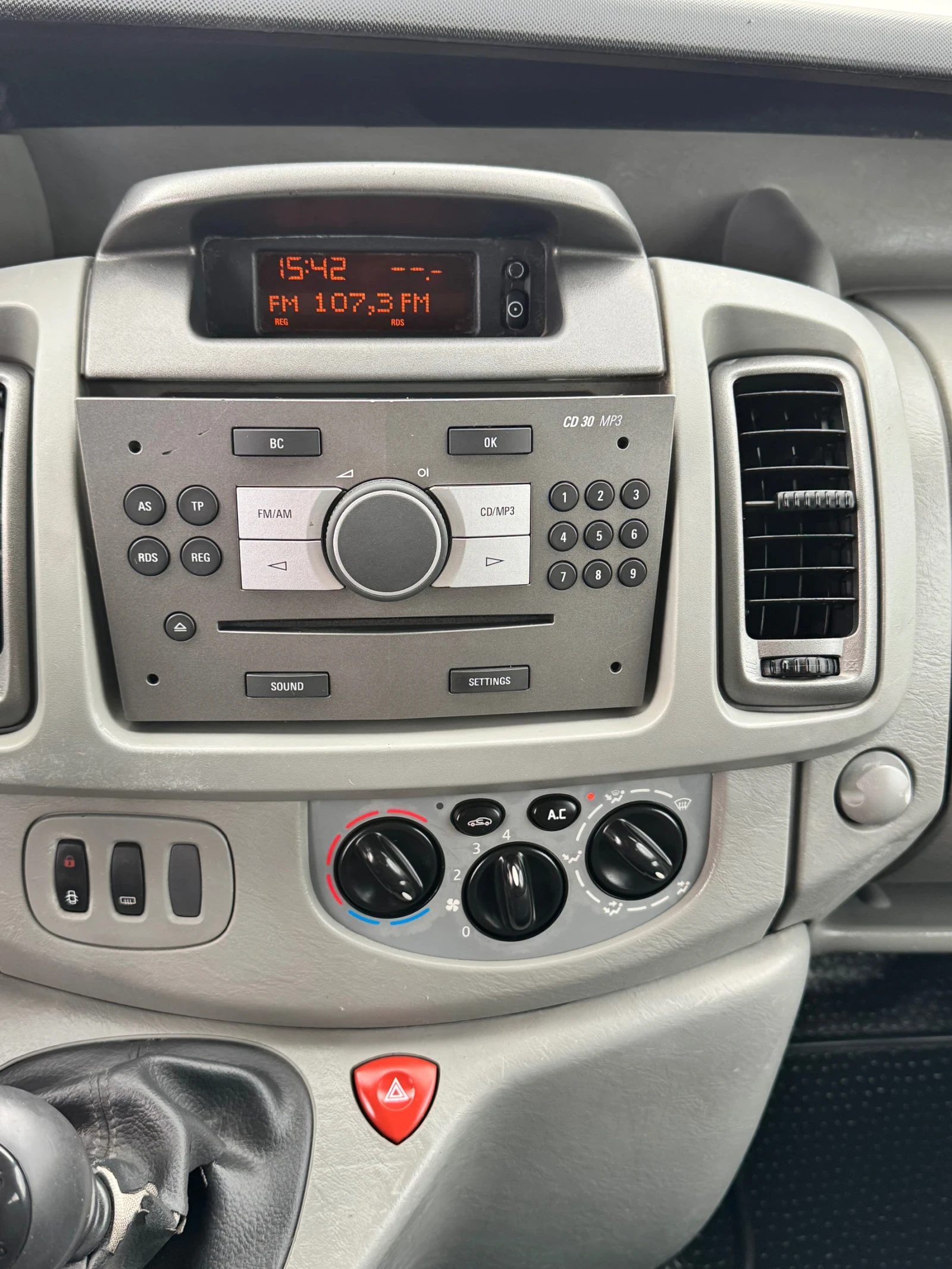 Opel Vivaro 2.0DCI ИТАЛИЯ, снимка 12 - Бусове и автобуси - 54046491