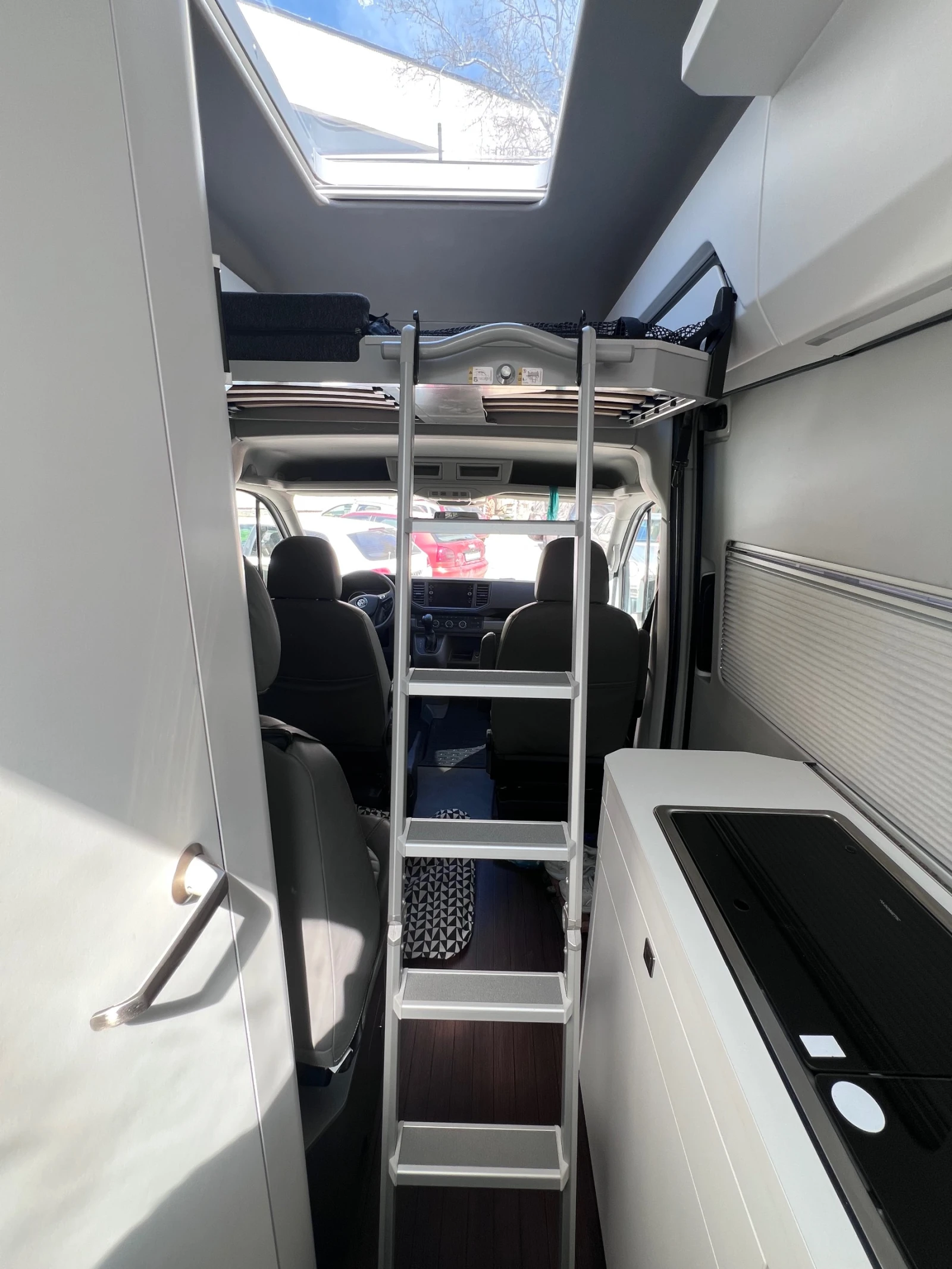 Кемпер VW Grand California 600 TDI, снимка 10 - Каравани и кемпери - 54399158
