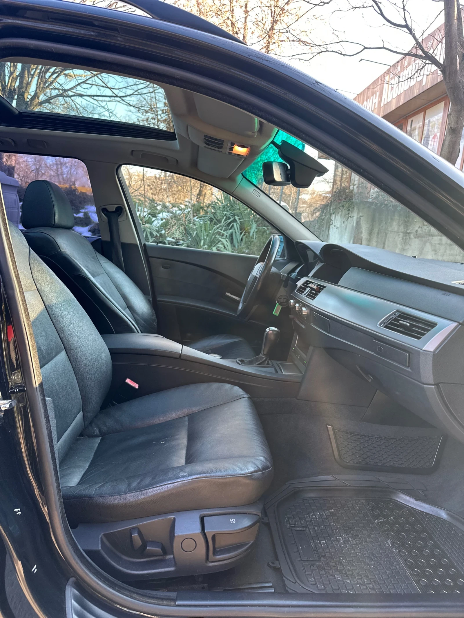 BMW 520 АВТОМАТ / ПАНОРАМА / КОЖА / ПОДГРЕВ - изображение 7