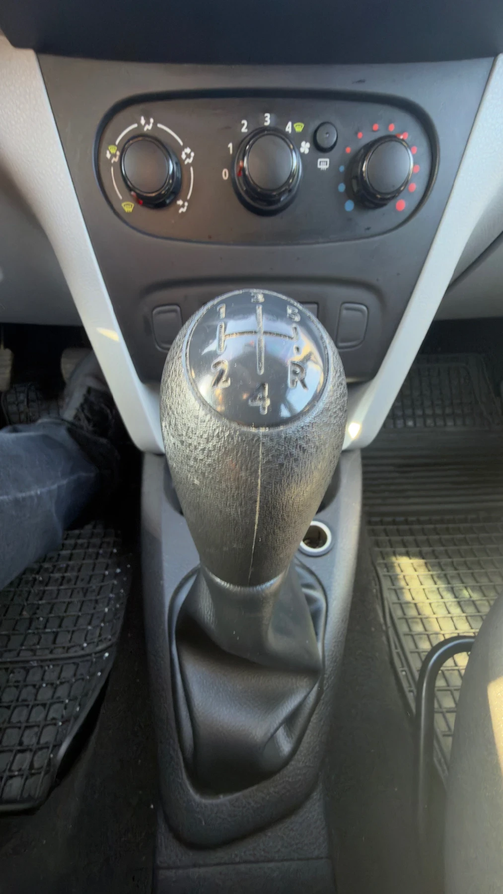 Dacia Sandero 1.2 - изображение 9