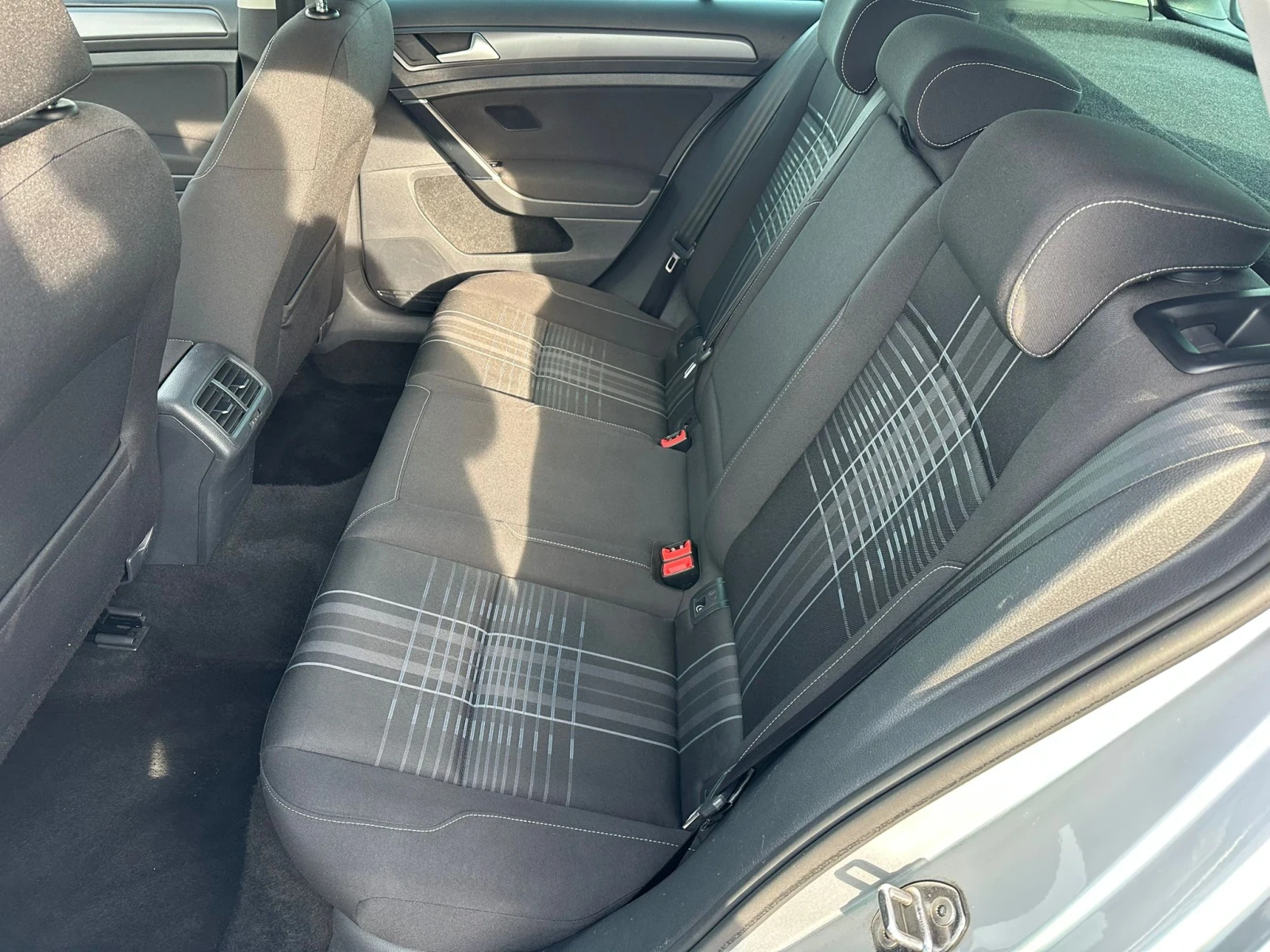 VW Golf 2.0 TDI Lounge BlueMotion Tech ! Топ състояние! - изображение 10