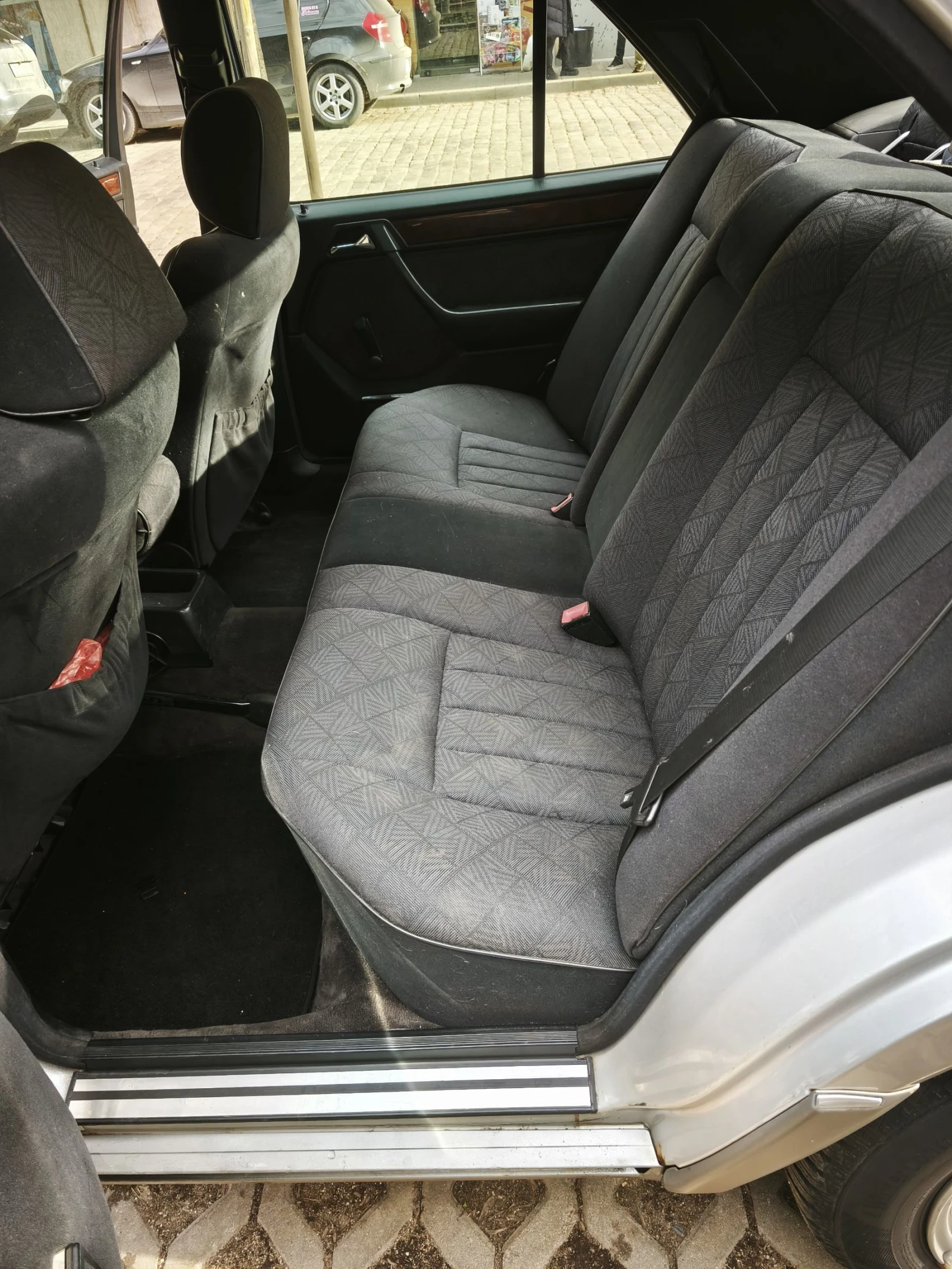 Mercedes-Benz E 200, снимка 9 - Автомобили и джипове - 53964365