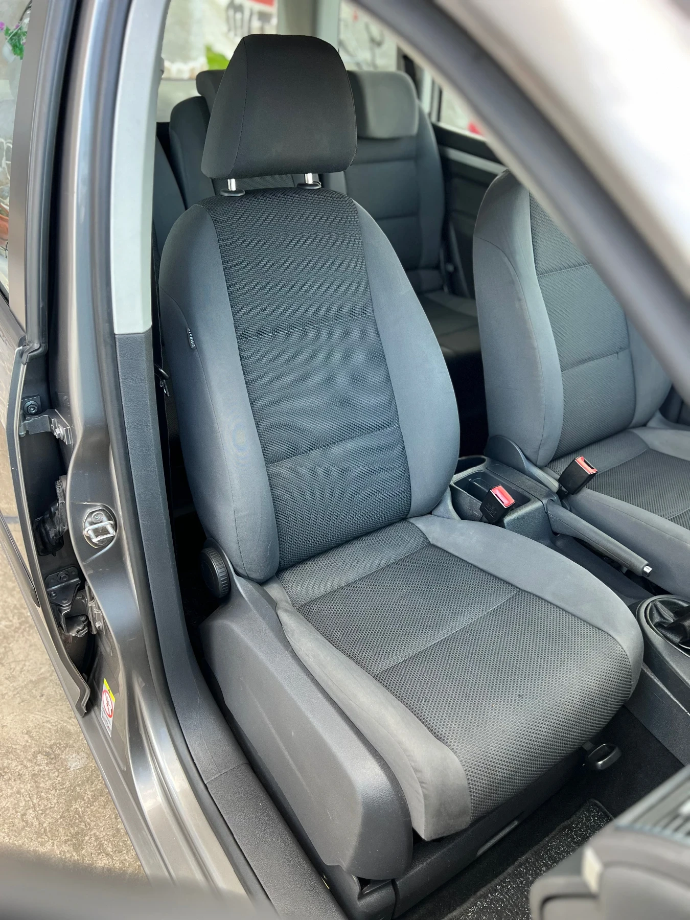 VW Touran 1.6TDI, снимка 10 - Автомобили и джипове - 54191959