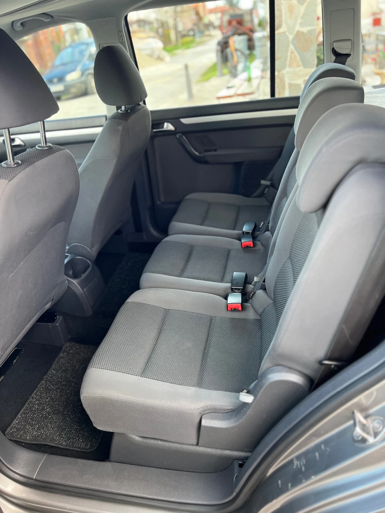 VW Touran 1.6TDI, снимка 8 - Автомобили и джипове - 54191959