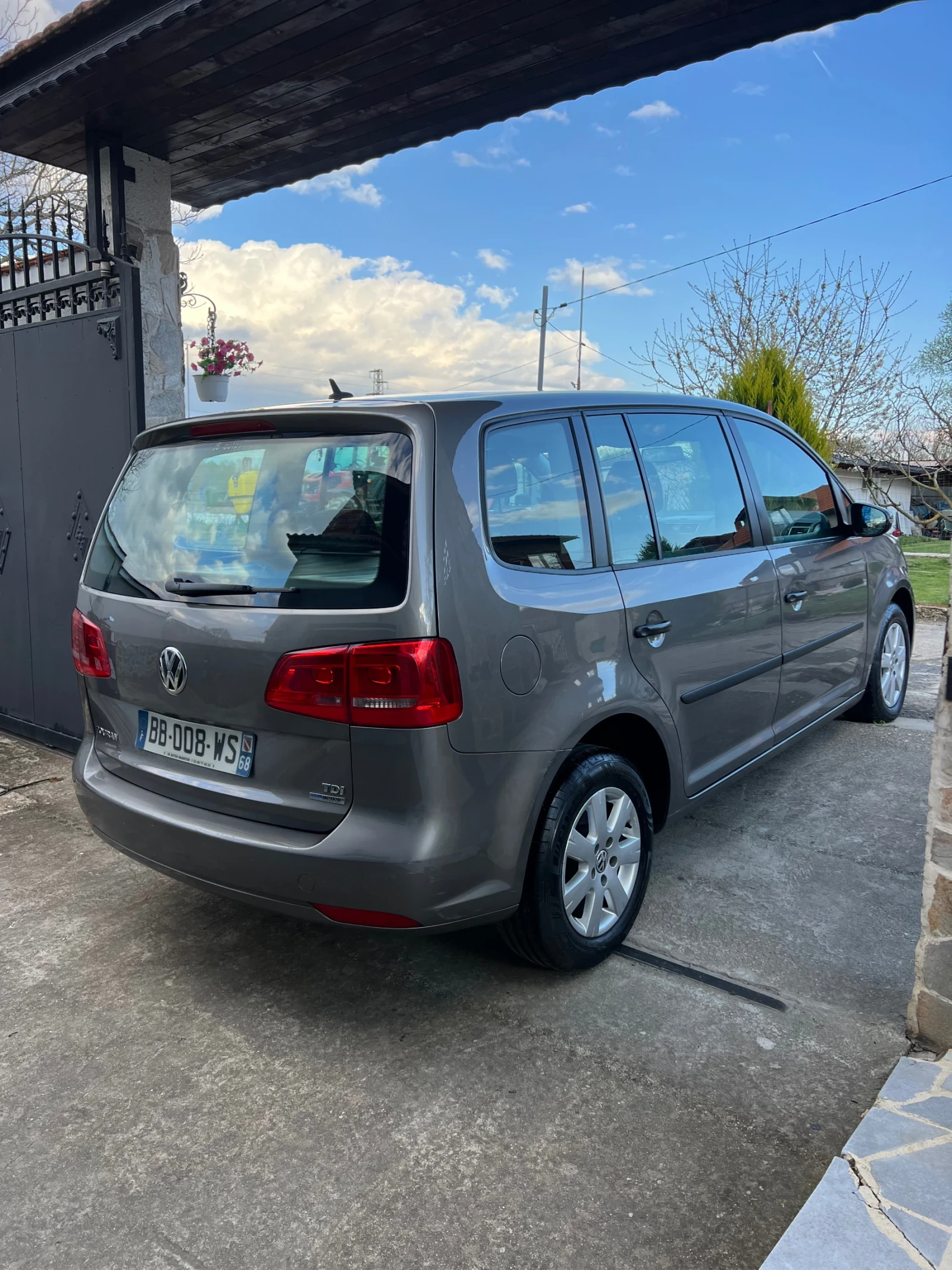 VW Touran 1.6TDI, снимка 4 - Автомобили и джипове - 54191959