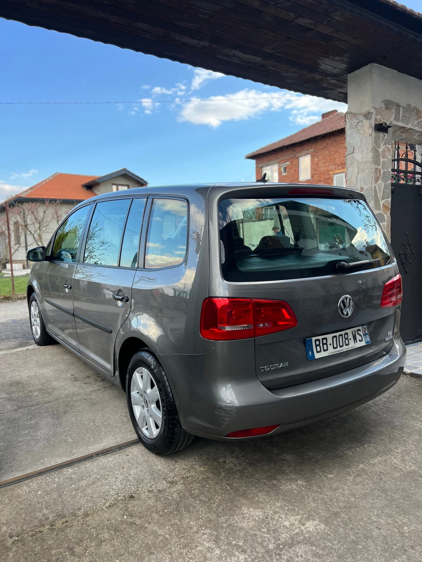 VW Touran 1.6TDI, снимка 2 - Автомобили и джипове - 54191959