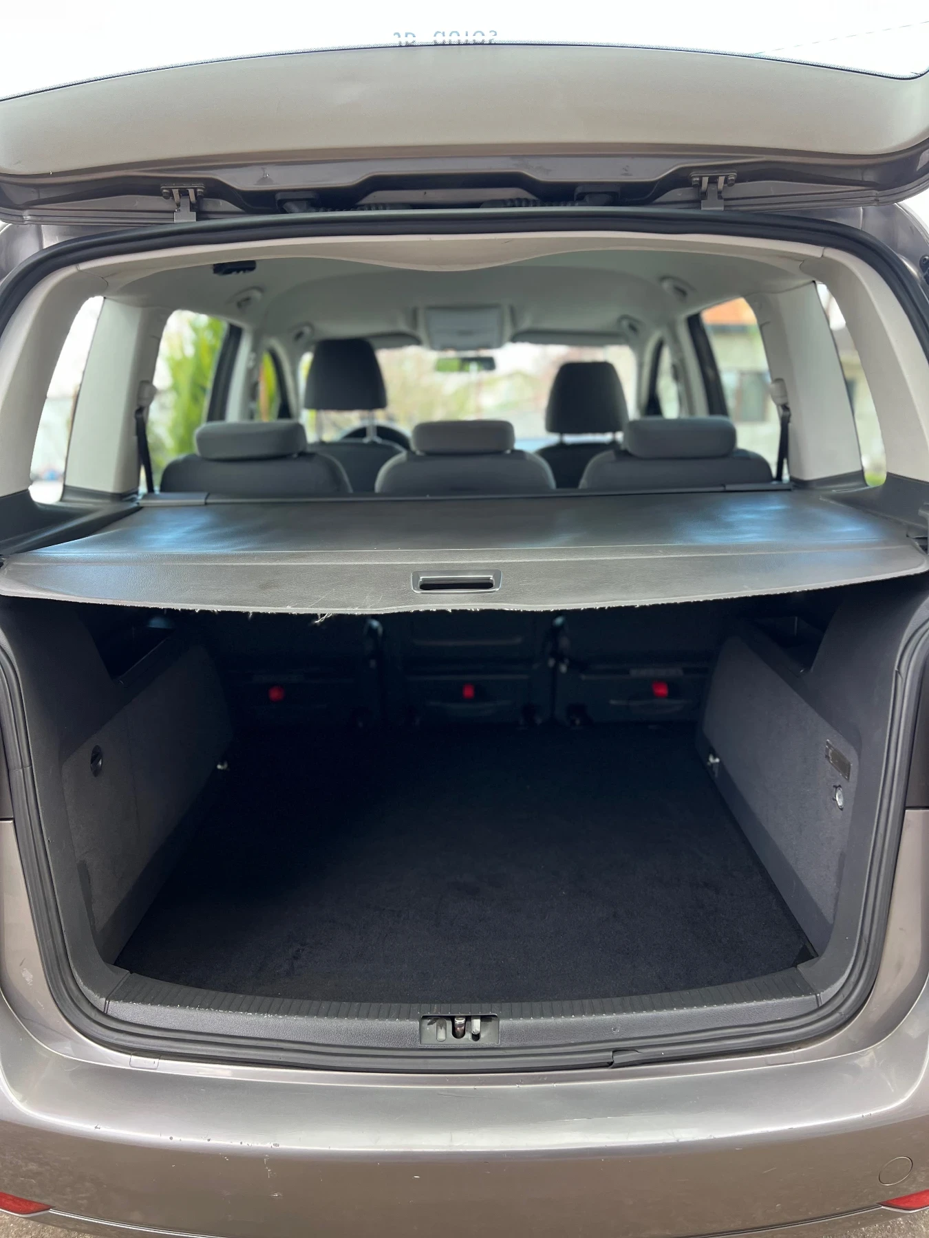 VW Touran 1.6TDI, снимка 11 - Автомобили и джипове - 54191959