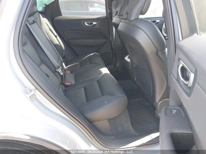 Volvo XC60 2l B5 Plus Dark Theme, снимка 8 - Автомобили и джипове - 56631005