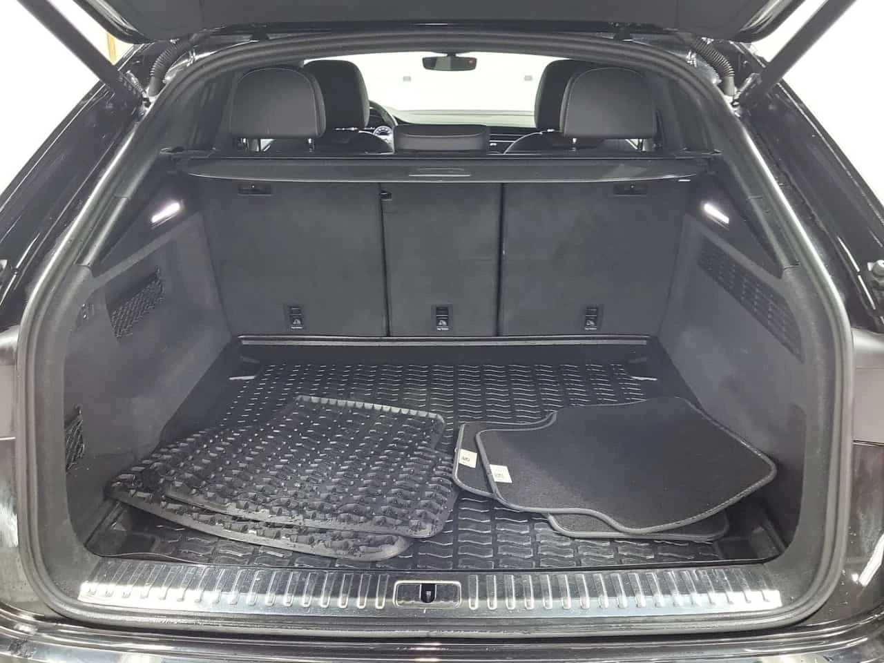 Audi Q8 * 55 Tfsi Quattro Technik * CARFAX * , снимка 14 - Автомобили и джипове - 56655708