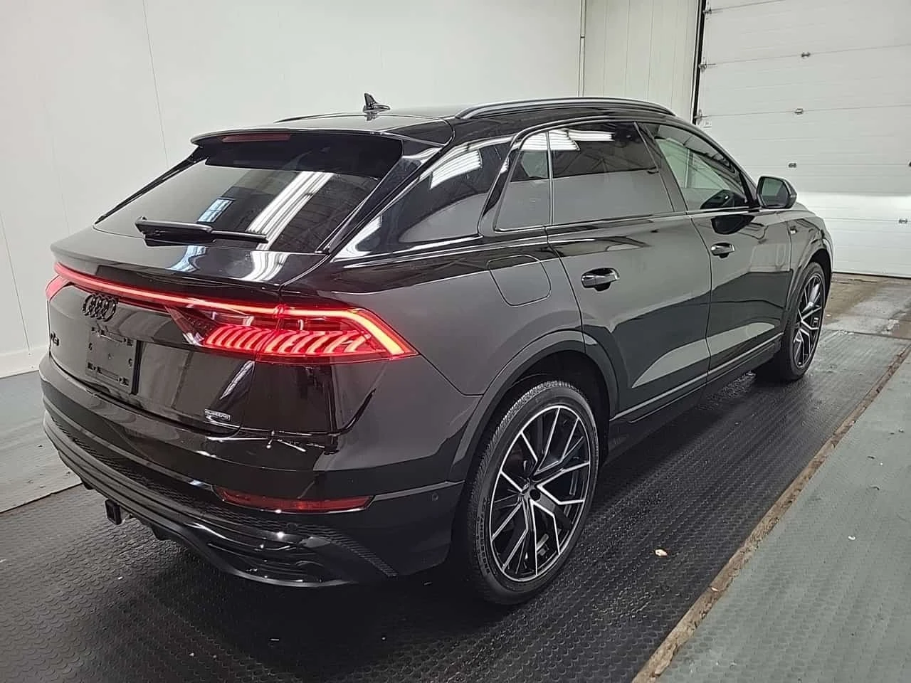 Audi Q8 * 55 Tfsi Quattro Technik * CARFAX * , снимка 2 - Автомобили и джипове - 56655708