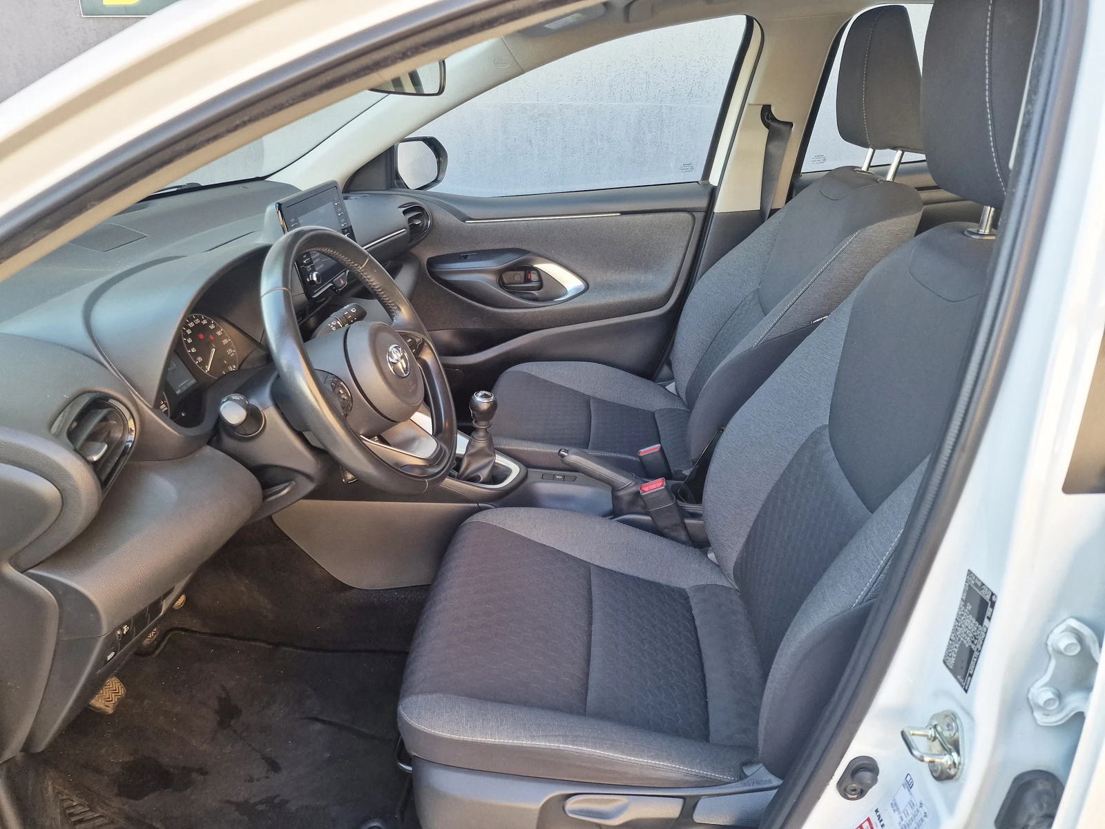 Toyota Yaris 1.5 41500km от България, снимка 12 - Автомобили и джипове - 54142873
