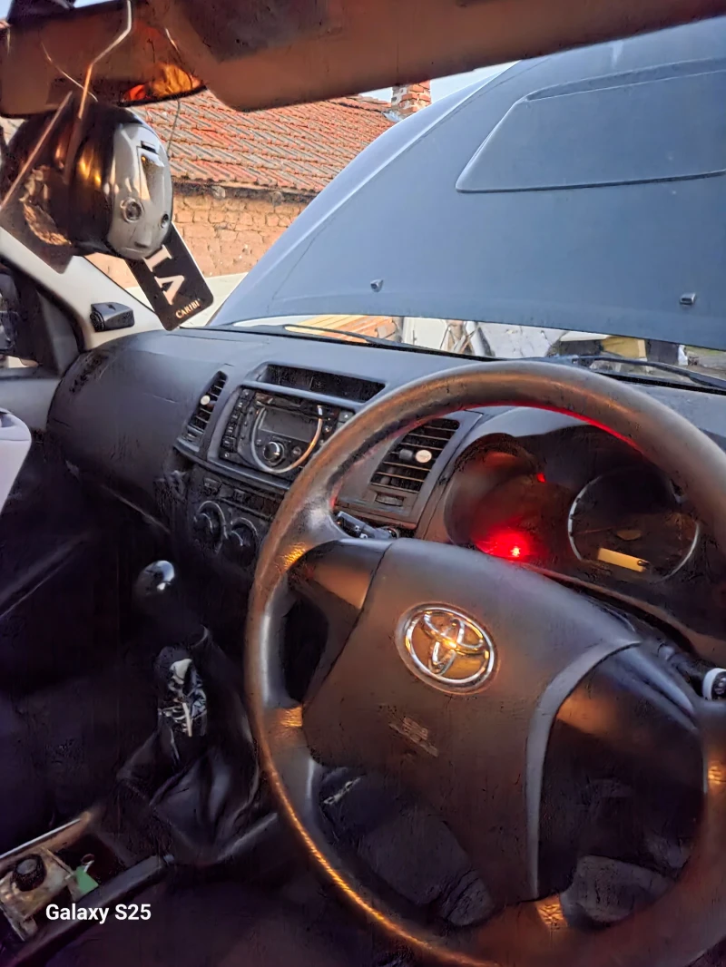 Toyota Hilux 2.5, снимка 14 - Автомобили и джипове - 52775938