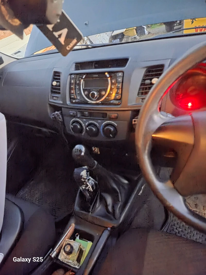 Toyota Hilux 2.5, снимка 17 - Автомобили и джипове - 52775938