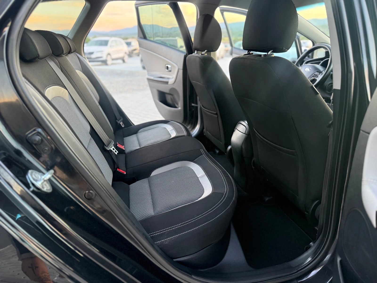 Kia Ceed 1.6 CRDI, снимка 12 - Автомобили и джипове - 54712265