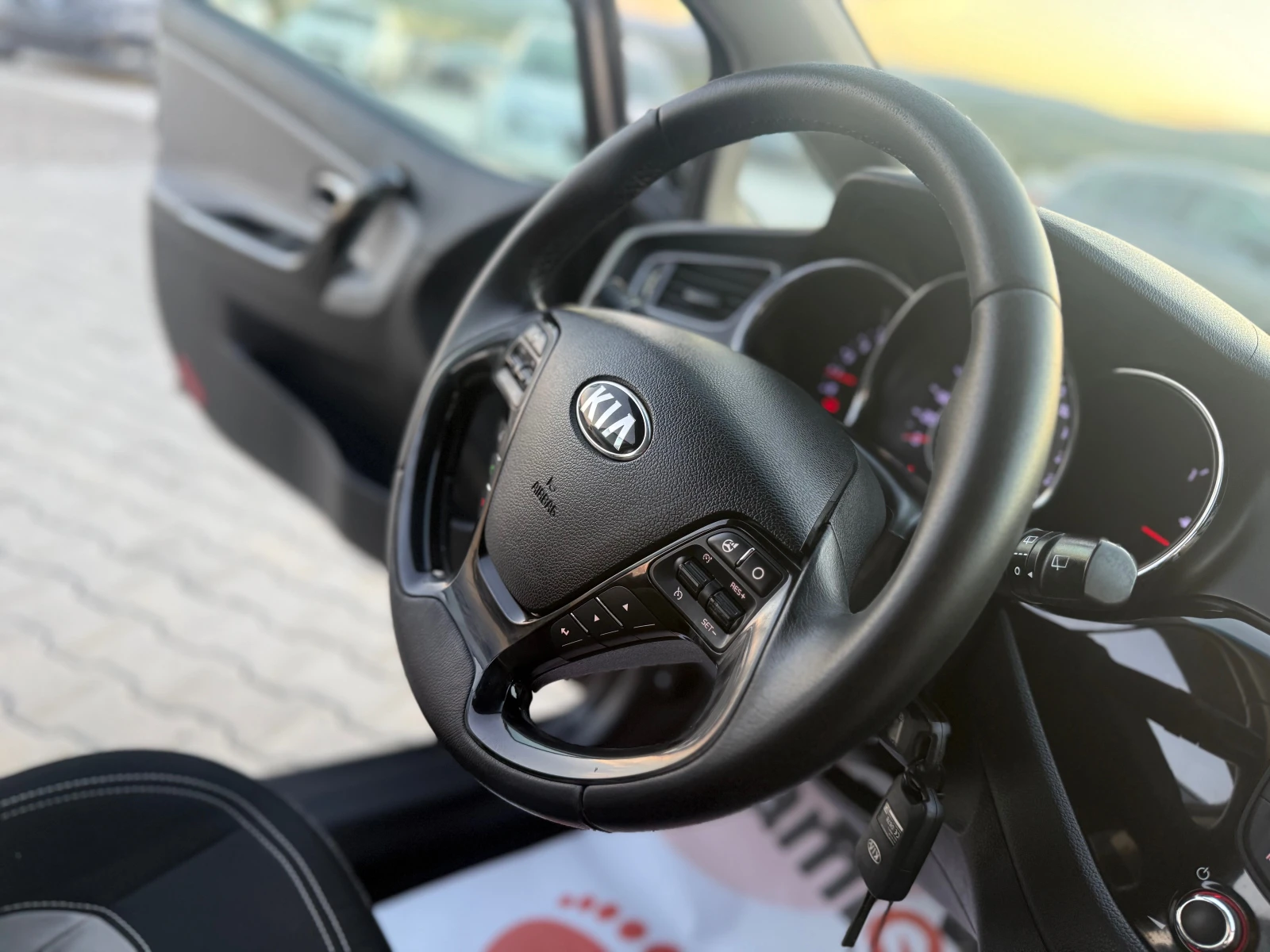 Kia Ceed 1.6 CRDI, снимка 15 - Автомобили и джипове - 54712265