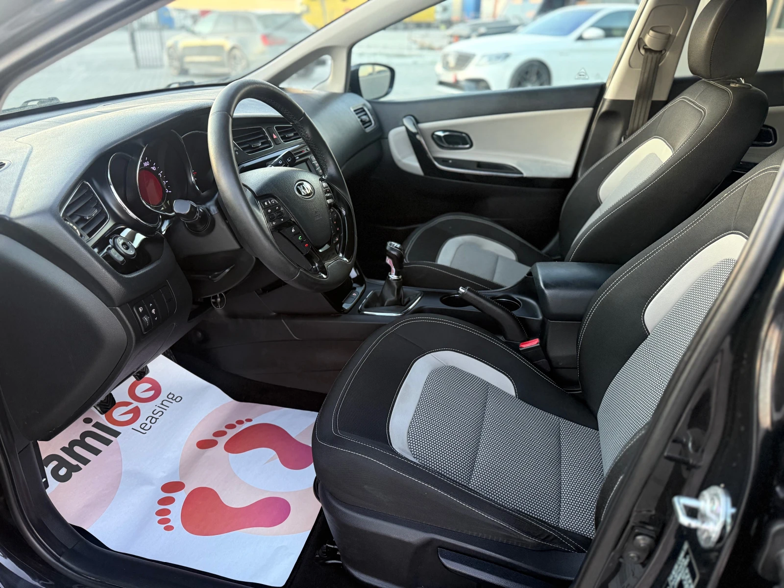 Kia Ceed 1.6 CRDI, снимка 10 - Автомобили и джипове - 54712265