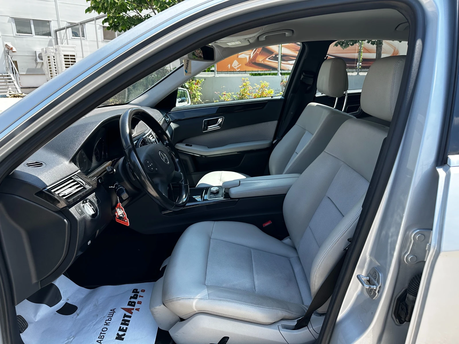 Mercedes-Benz E 350 4Matic/Avantgard/ГАРАНЦИЯ, снимка 9 - Автомобили и джипове - 54836112