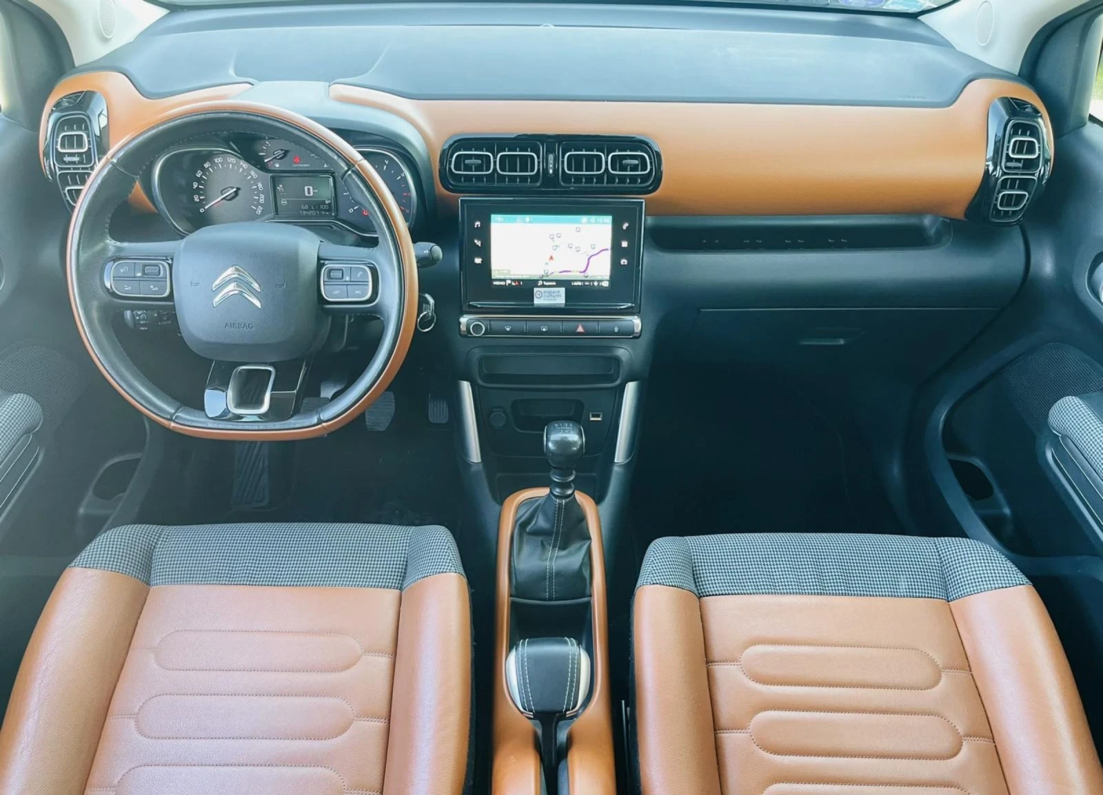 Citroen C3 Aircross 1.2 PureTech * Кожа* Камера 360* Сервизна книжка* , снимка 11 - Автомобили и джипове - 53433551